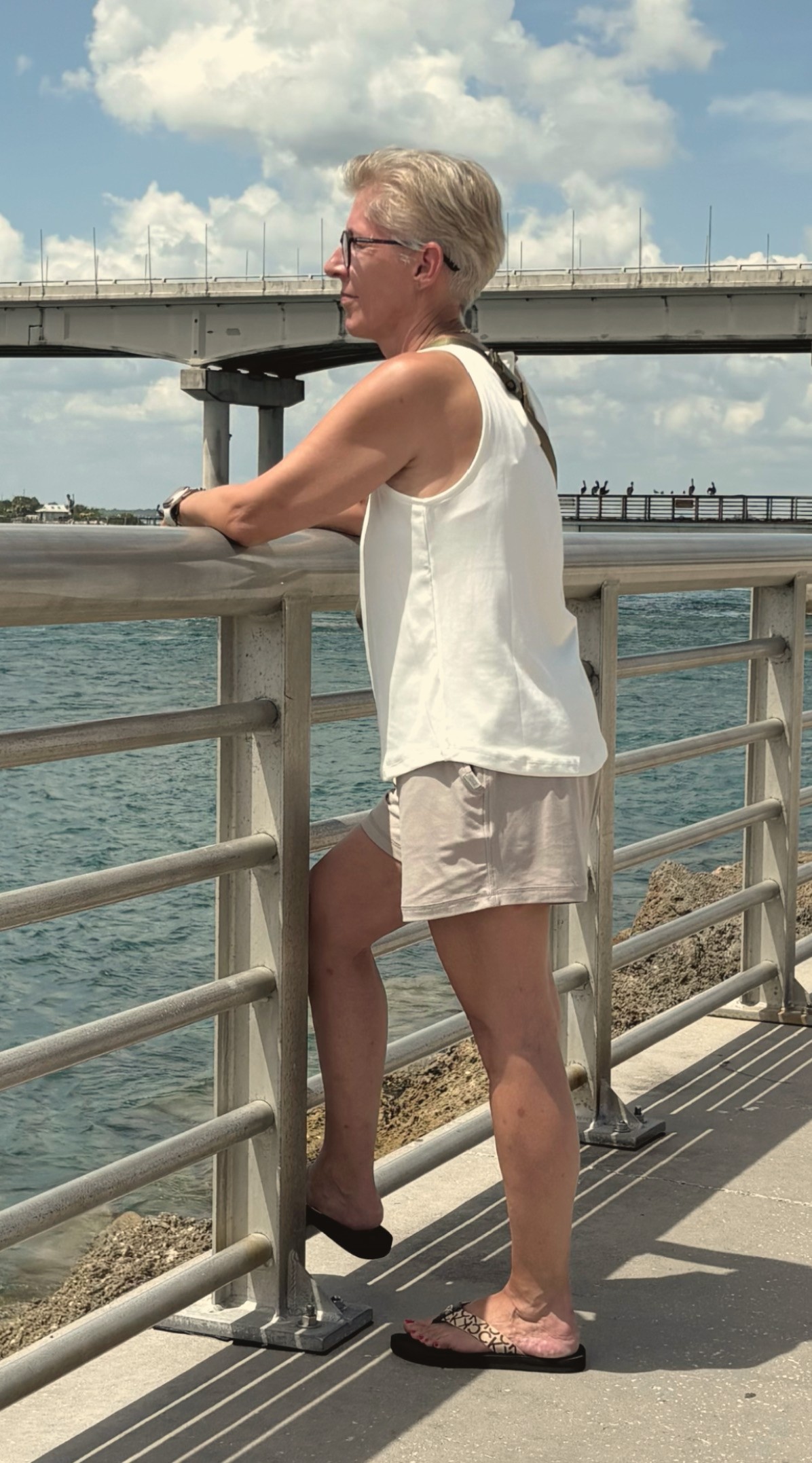 Tanja Brockhoff am Wasser mit Blick in die Ferne
